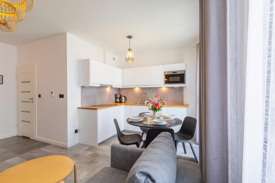 Kitchen or kitchenette, Living room, Seating area, Dining area, Food, stove