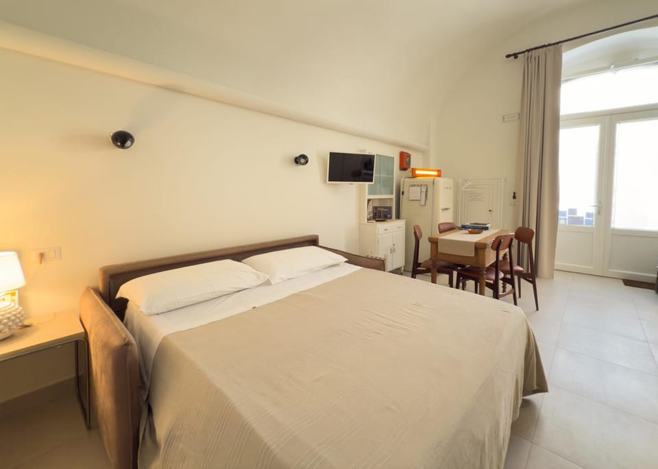 Bed, Photo of the whole room, Seating area, Bedroom