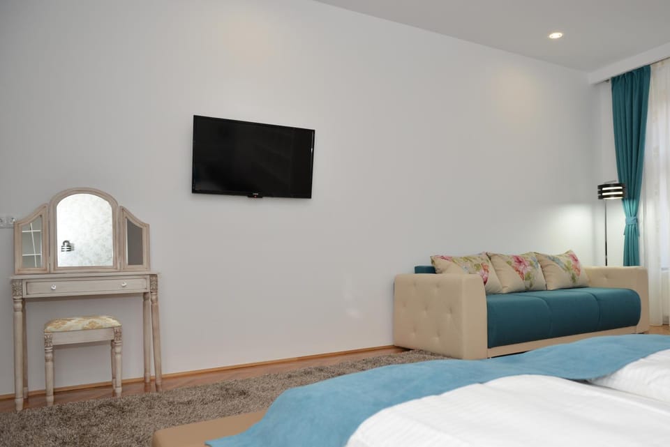 Communal lounge/ TV room, TV and multimedia, Living room, Seating area