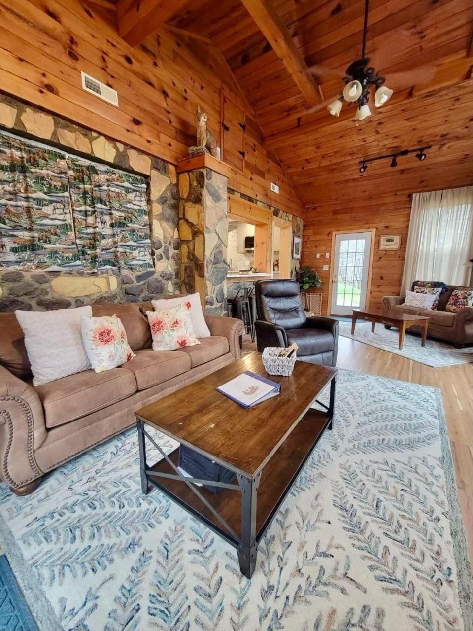 High Ridge Cabin with Hot Tub, Starlink Wi-Fi & Whole-House Generator Cabin in Shenandoah Valley