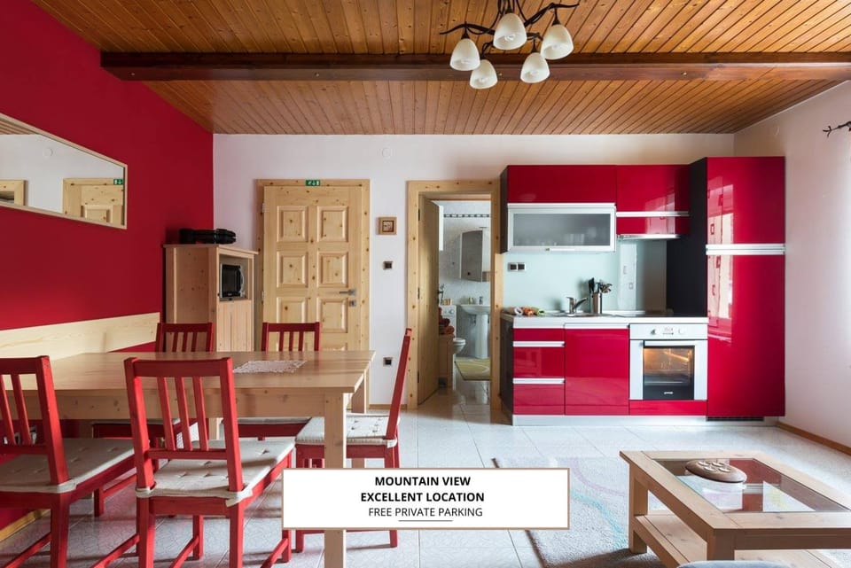 Kitchen or kitchenette, Dining area, oven, stove