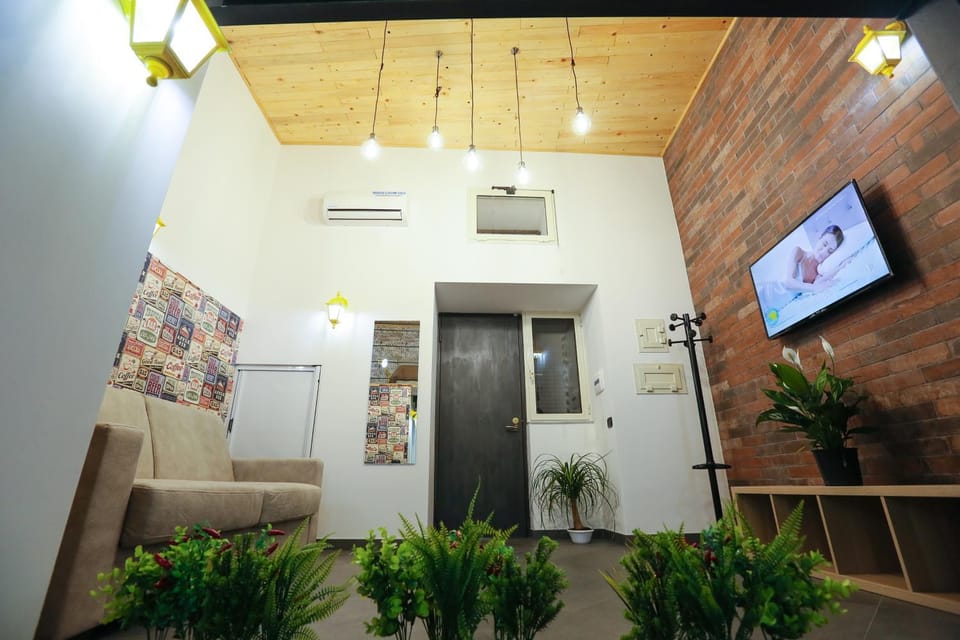 TV and multimedia, Living room, Photo of the whole room, Seating area, Area and facilities