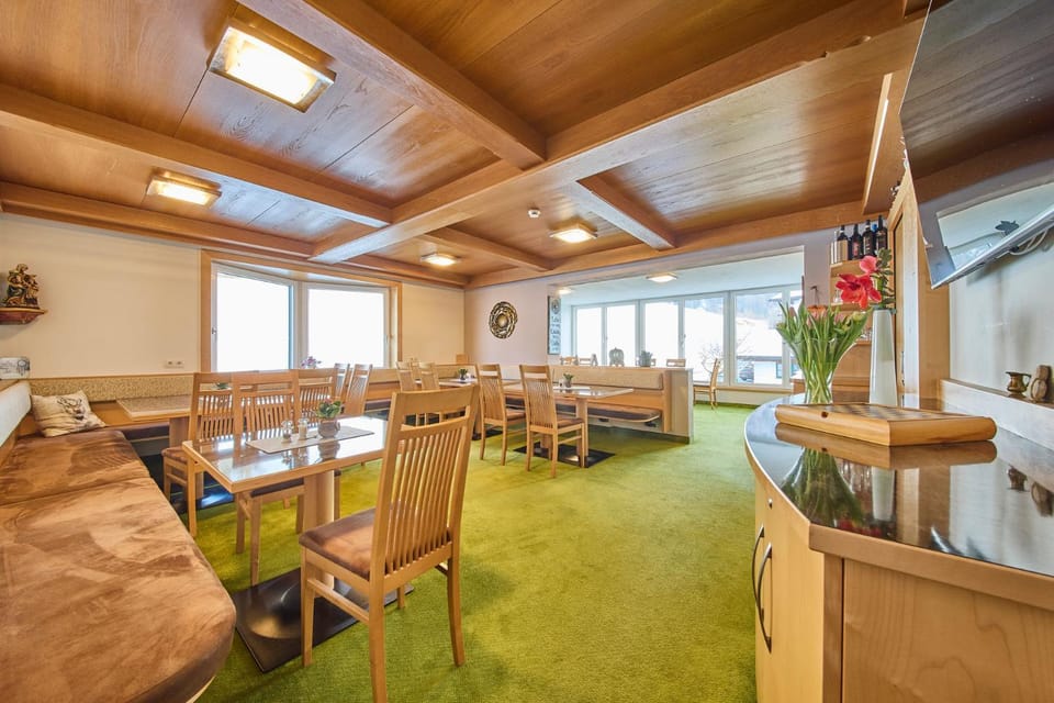 Banquet/Function facilities, Seating area, Dining area, Breakfast, Internal: Not applicable to any particular room