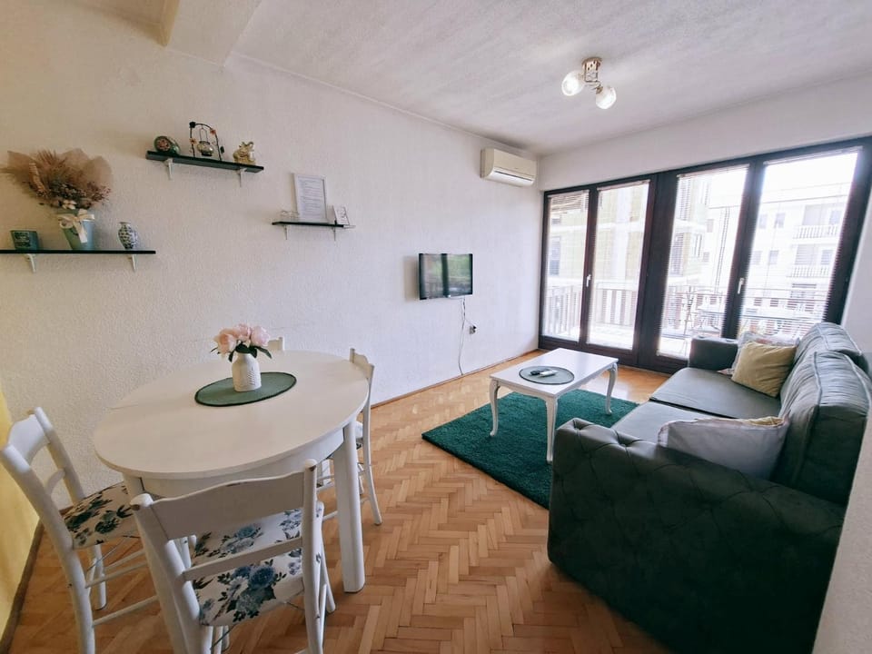 TV and multimedia, Living room, Dining area