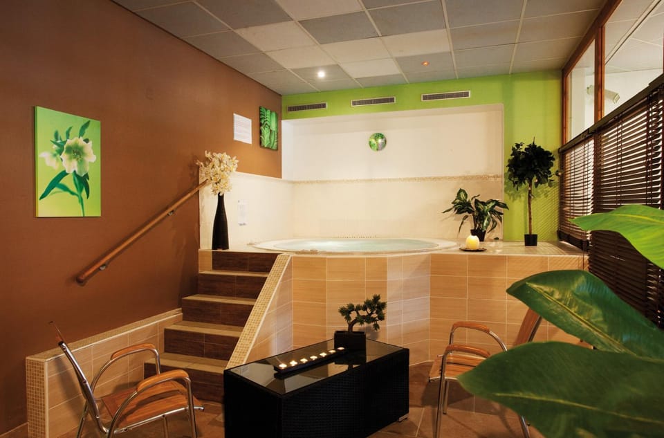 Hot Tub, Solarium, Spa and wellness centre/facilities
