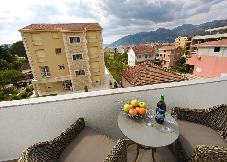 View (from property/room), Balcony/Terrace, Mountain view