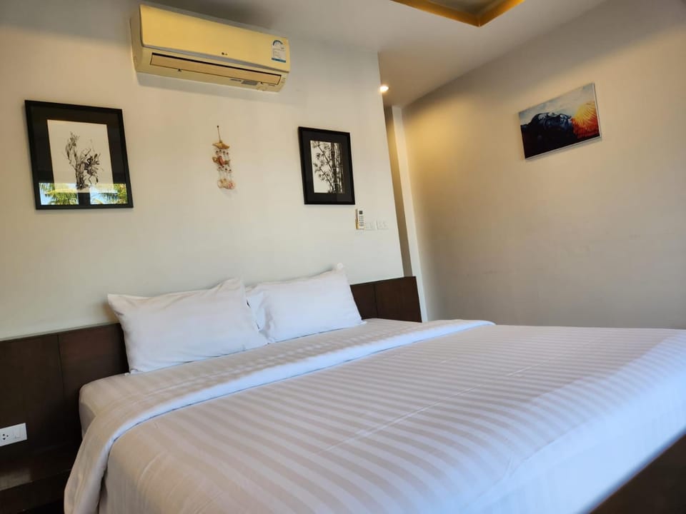 Bed, Photo of the whole room, Bedroom, air conditioner