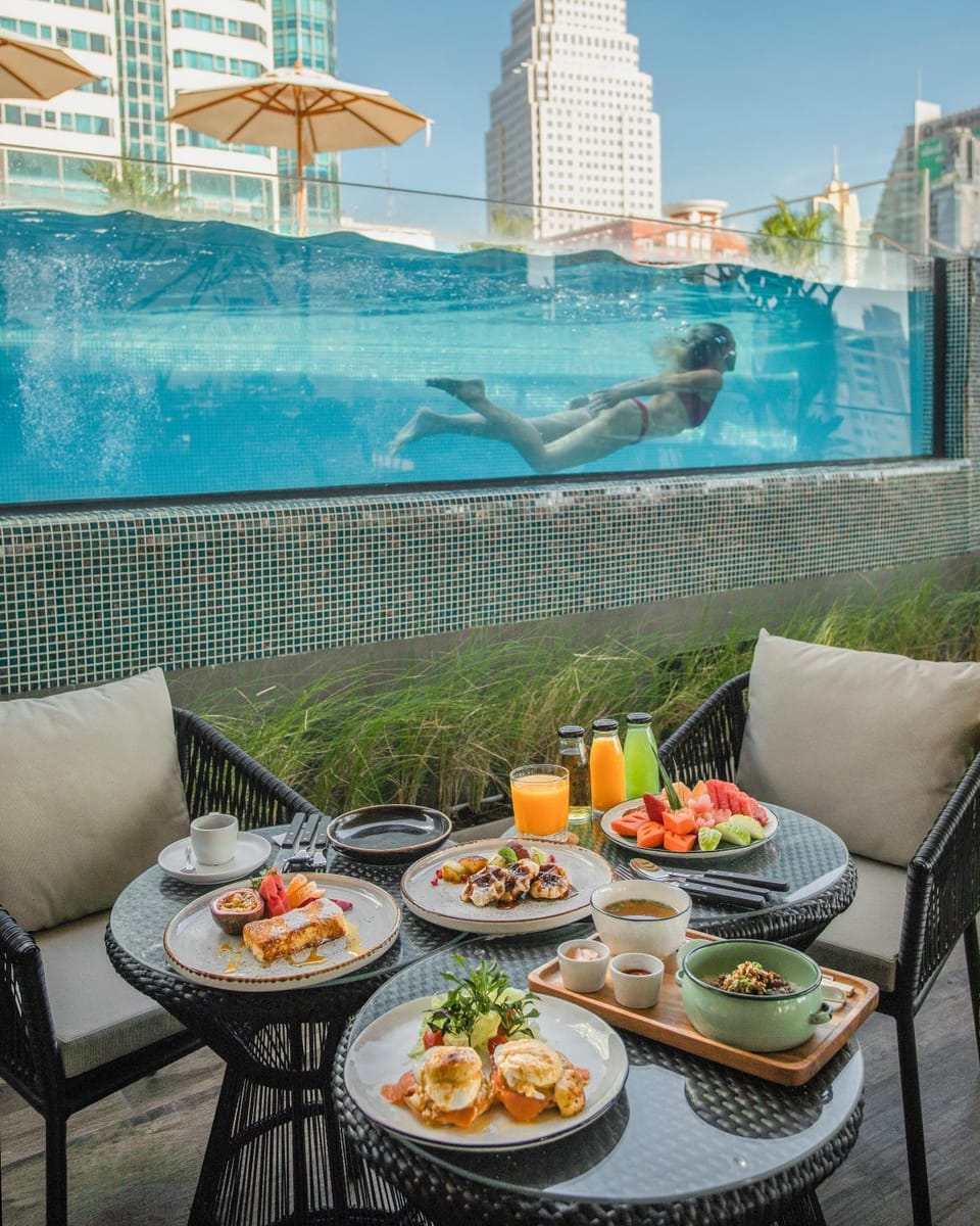 Swimming pool, Breakfast