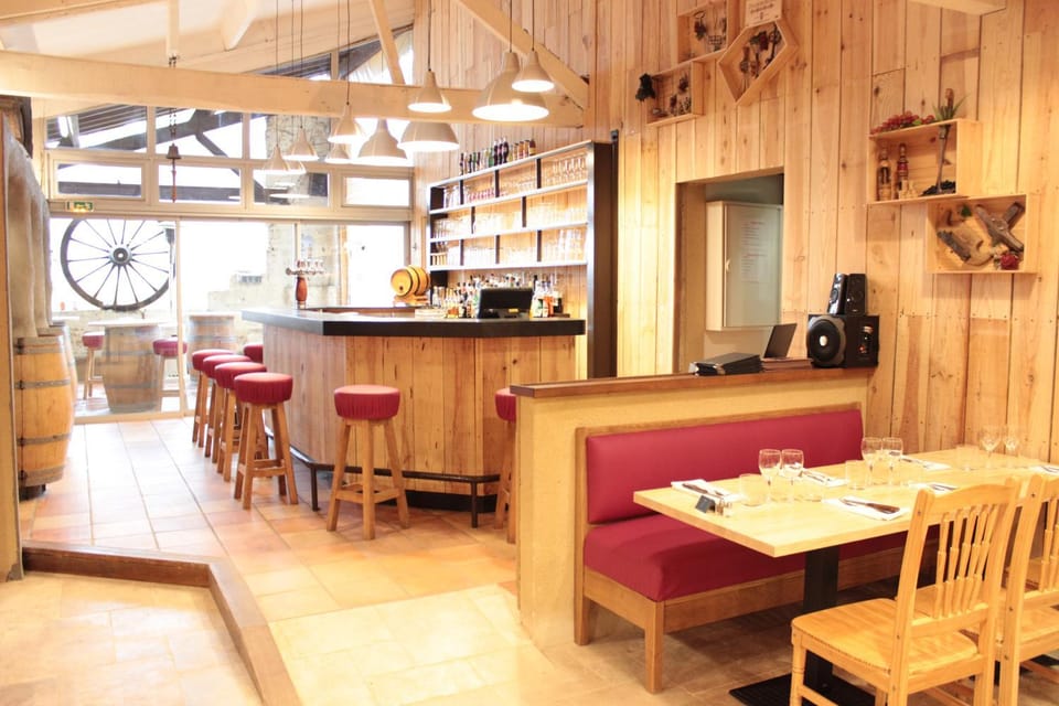 Restaurant/places to eat, Lounge or bar