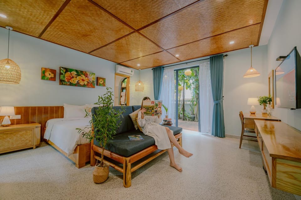 People, TV and multimedia, Living room, Seating area