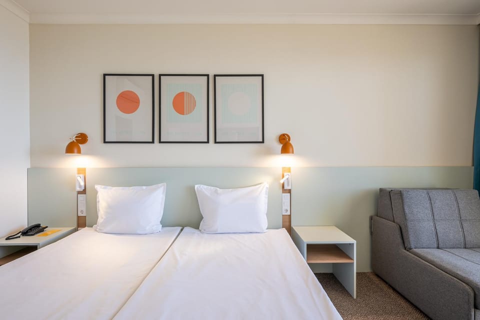Bed, TV and multimedia, Balcony/Terrace, Photo of the whole room, Decorative detail, Bedroom, Guests, City view, Garden view, Pool view, Sea view, young children, older children, Certificate/Award, Family, minibar, room service, safe, wardrobe, air conditioner