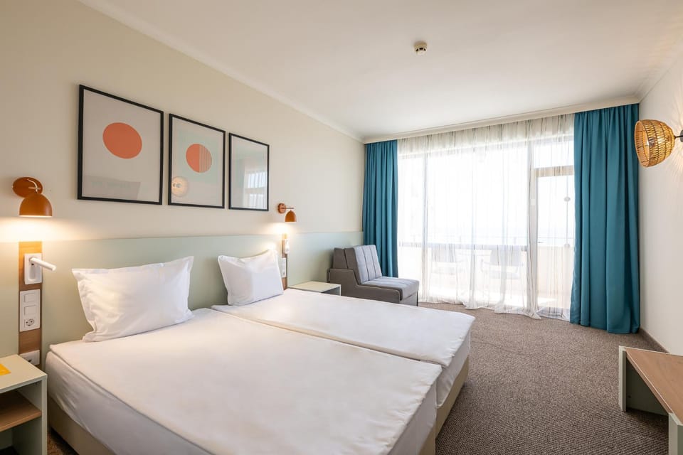 Bed, TV and multimedia, Balcony/Terrace, Photo of the whole room, Decorative detail, Bedroom, Guests, City view, young children, older children, Certificate/Award, Family, minibar, room service, safe, wardrobe, air conditioner