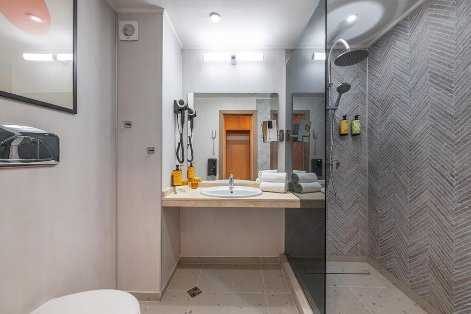 Shower, Toilet, Bathroom, Kitchen or kitchenette, Decorative detail, City view, Pool view, Sea view, Certificate/Award, hair dryier, towels
