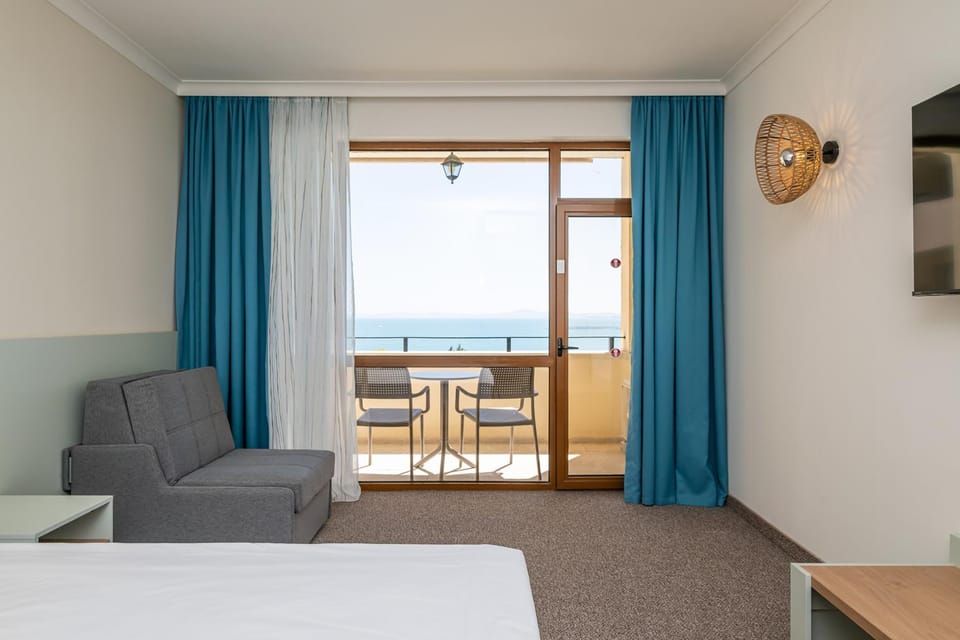 Bed, Natural landscape, TV and multimedia, View (from property/room), Balcony/Terrace, Living room, Photo of the whole room, Decorative detail, Seating area, Dining area, Bedroom, Guests, Pool view, Sea view, young children, older children, Family, furniture, hair dresser, minibar, room service, safe, air conditioner
