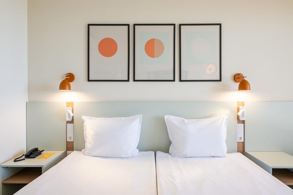 Bed, TV and multimedia, Balcony/Terrace, Photo of the whole room, Decorative detail, Bedroom, Guests, City view, young children, older children, Certificate/Award, Family, minibar, room service, safe, air conditioner