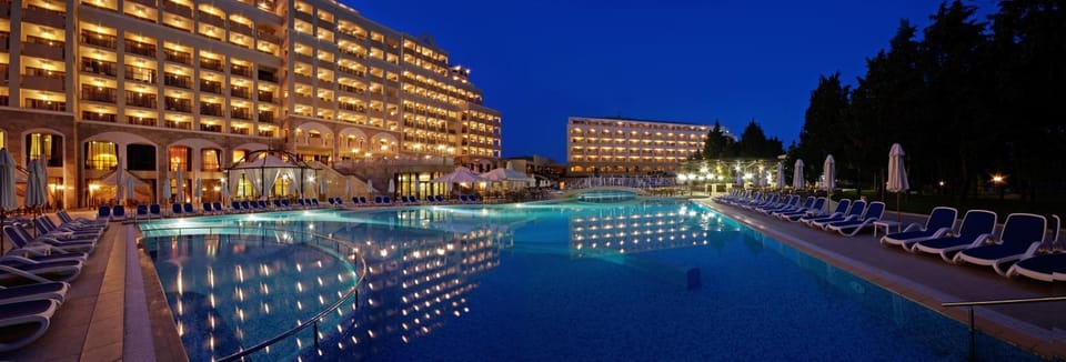 Property building, Facade/entrance, Night, Pool view, Area and facilities, Swimming pool, Certificate/Award, sunbed