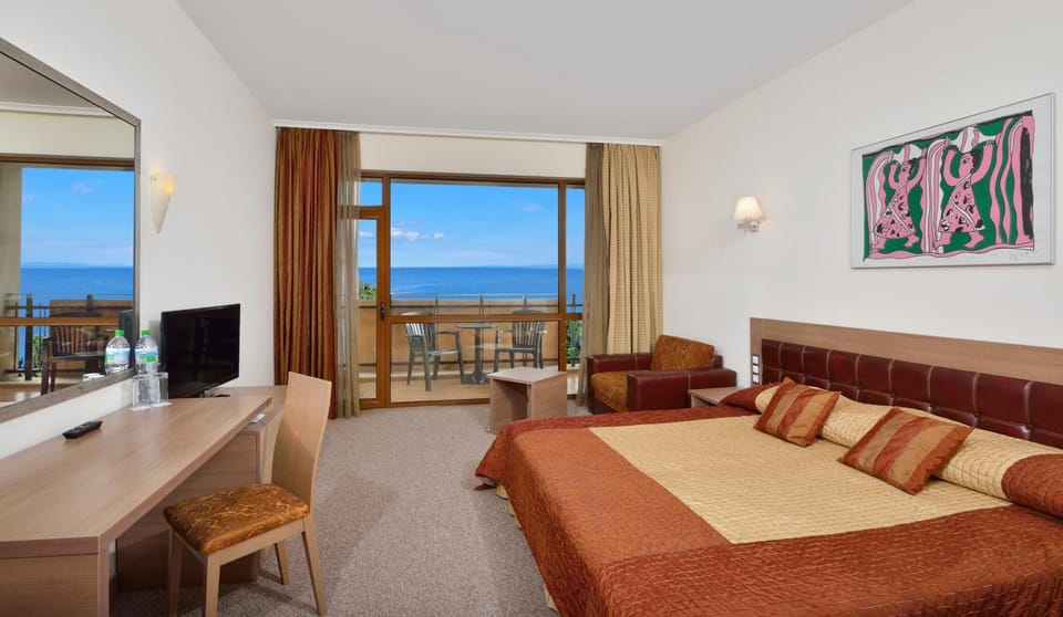 Bed, TV and multimedia, View (from property/room), Balcony/Terrace, Living room, Photo of the whole room, Bedroom, Pool view, Sea view, young children, older children, Certificate/Award, minibar, safe, air conditioner
