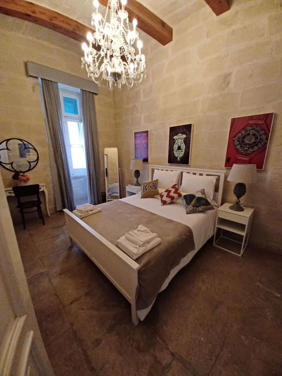 Photo of the whole room, Bedroom