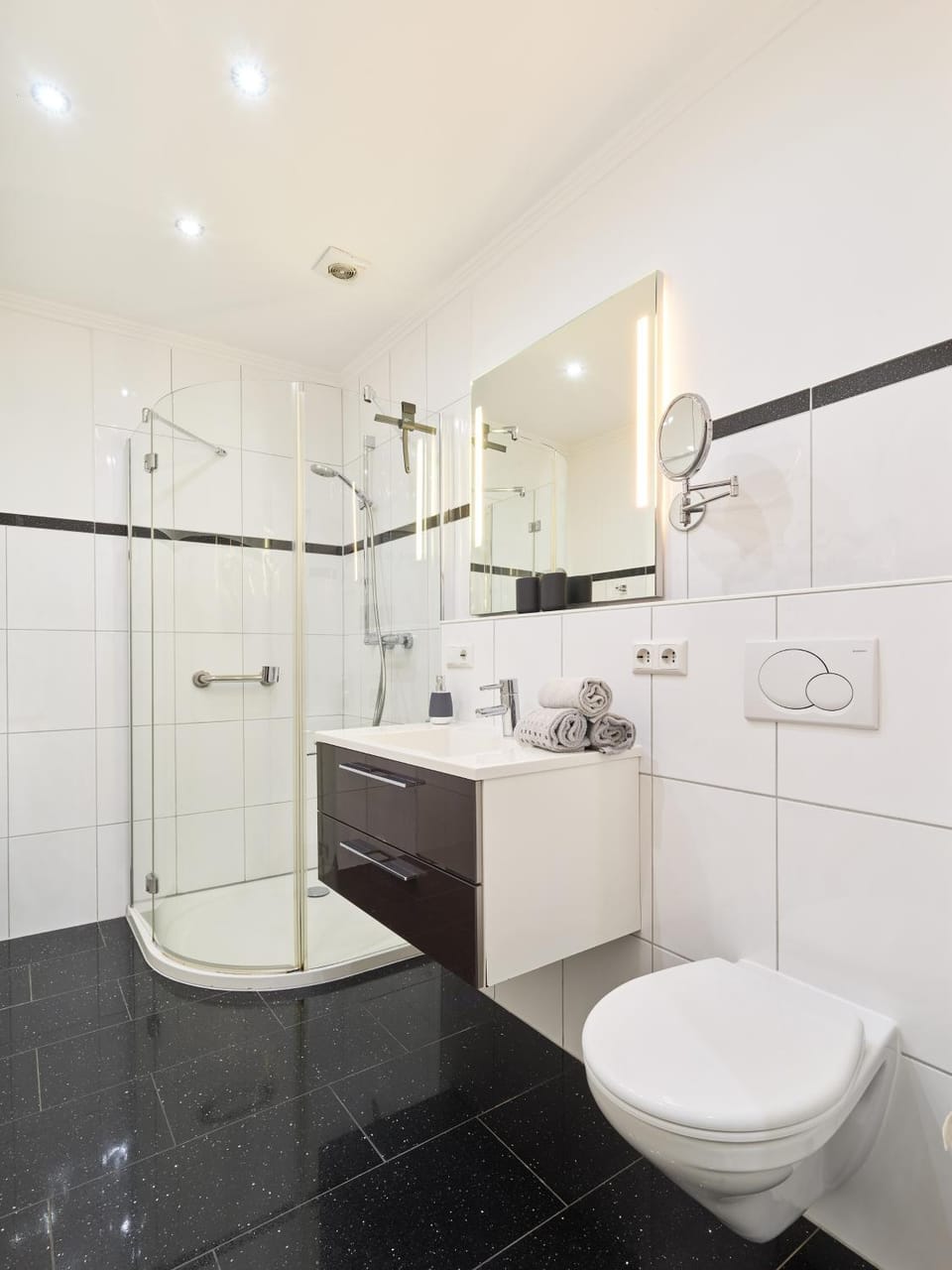 Shower, Toilet, Bathroom, Kitchen or kitchenette, towels