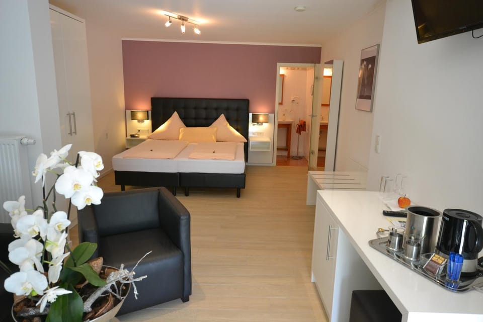 Bed, TV and multimedia, Photo of the whole room, Bedroom