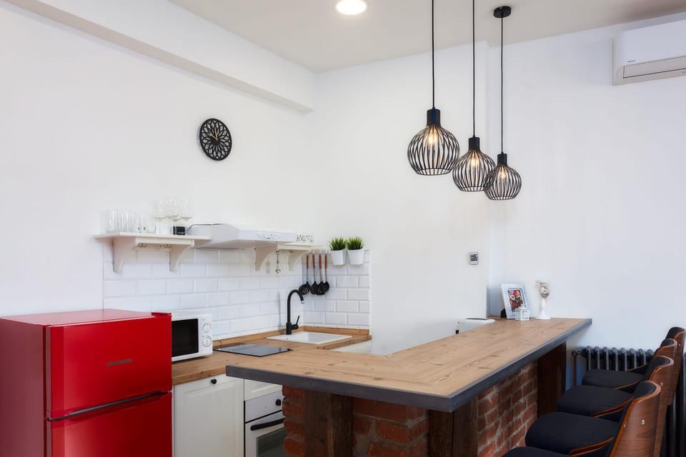 Day, Kitchen or kitchenette, Photo of the whole room, Decorative detail, Dining area