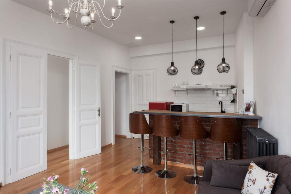 Day, Kitchen or kitchenette, Food and drinks, Photo of the whole room, Decorative detail, Dining area