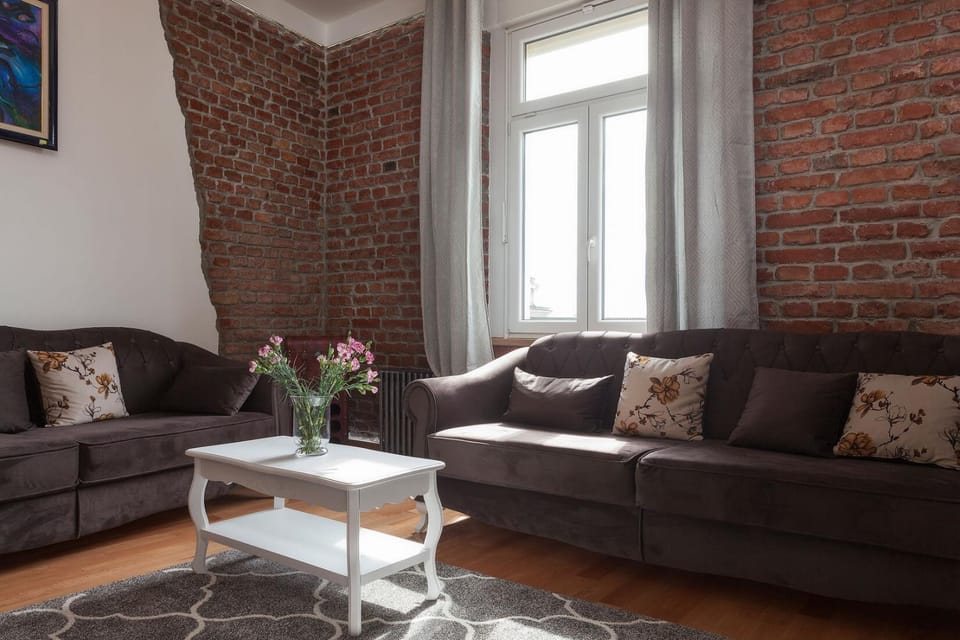 Bed, Living room, Photo of the whole room, Decorative detail, City view, Landmark view, Street view