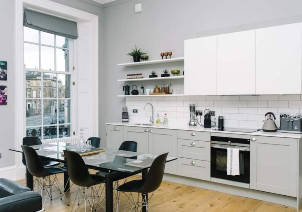 Kitchen or kitchenette, Dining area, oven, stove