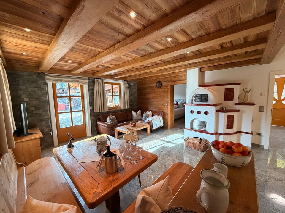 TV and multimedia, Kitchen or kitchenette, Living room, Seating area, Dining area