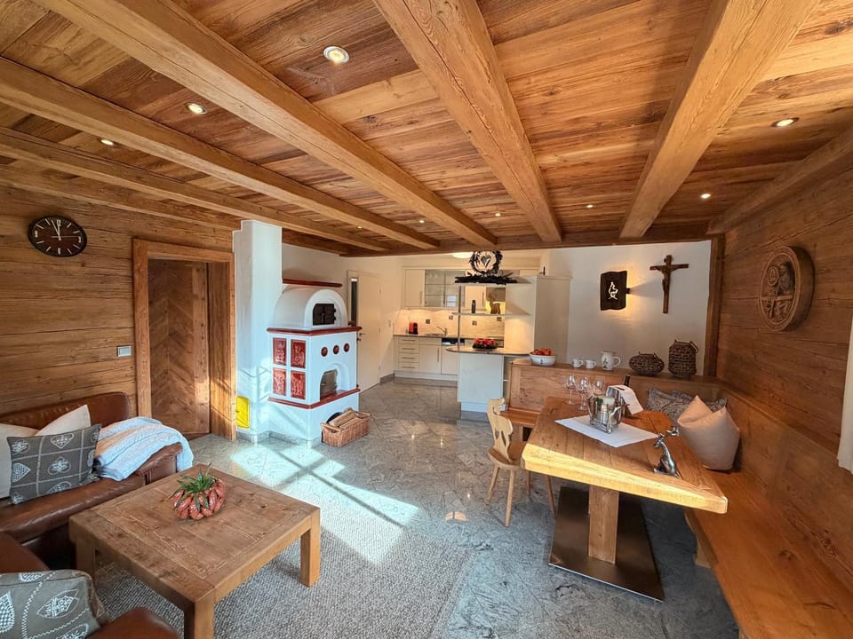 Kitchen or kitchenette, Living room, Seating area, Dining area