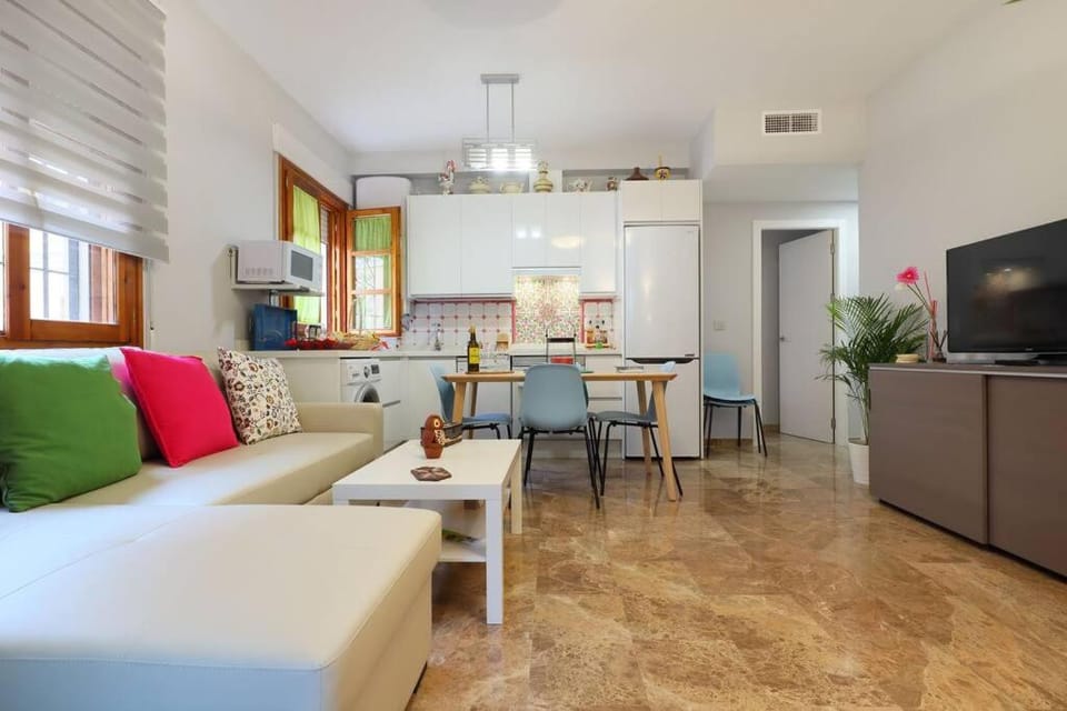 TV and multimedia, Kitchen or kitchenette, Dining area, air conditioner