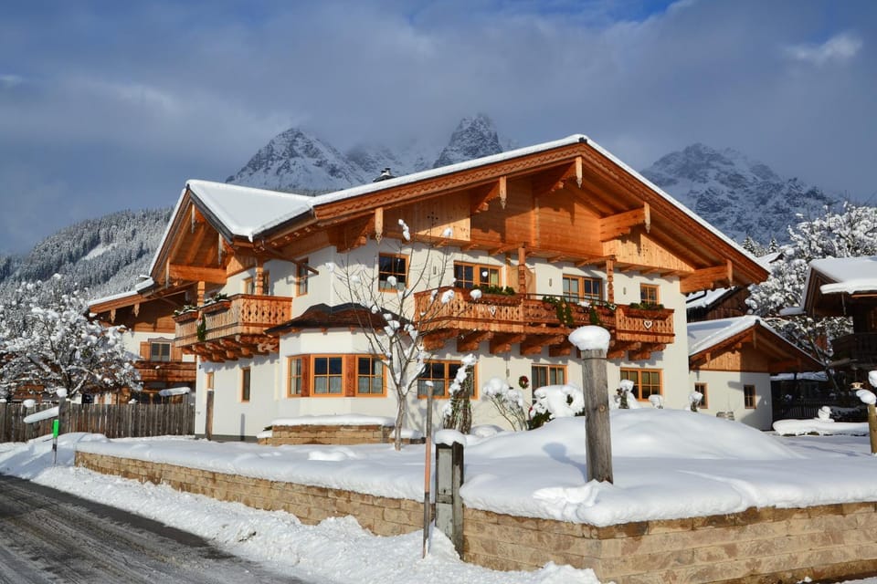 Facade/entrance, Balcony/Terrace, Mountain view