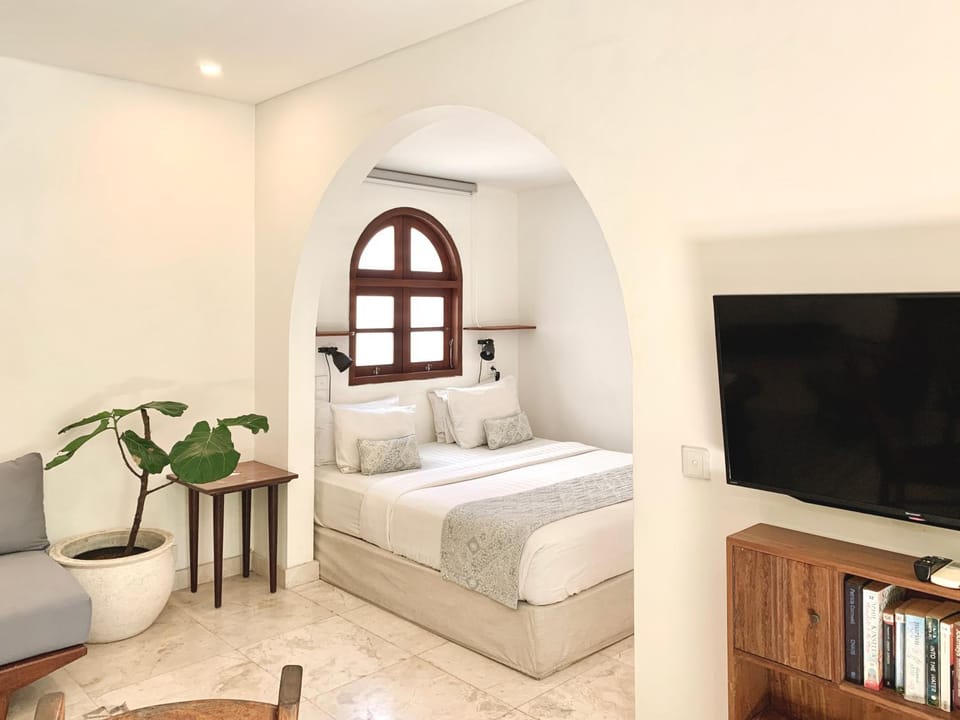 Bed, TV and multimedia, Bedroom