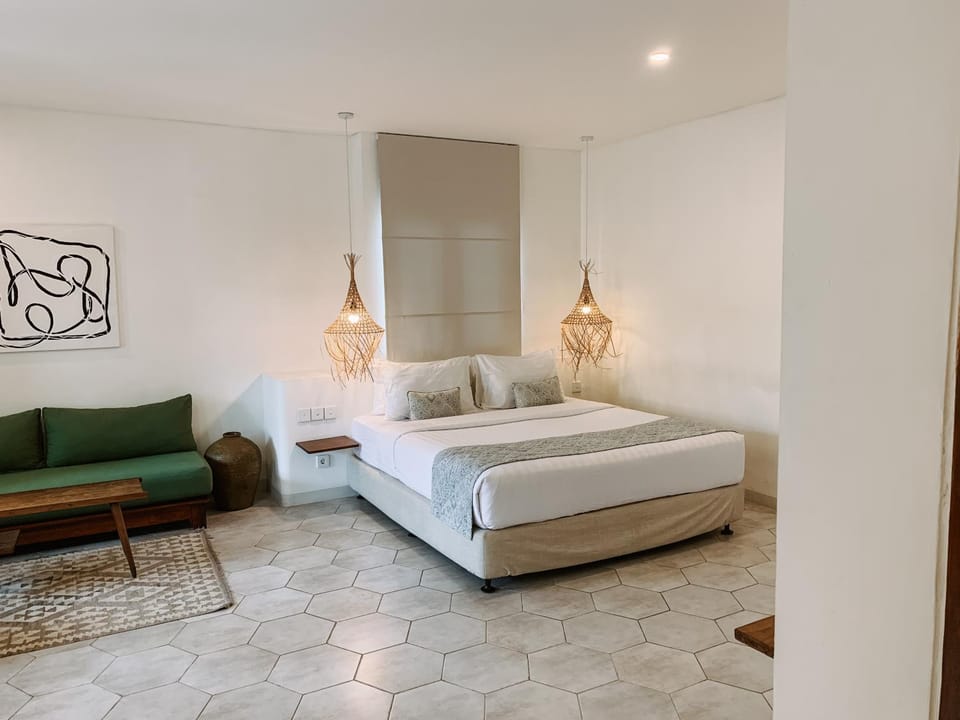 Bed, Seating area, Bedroom