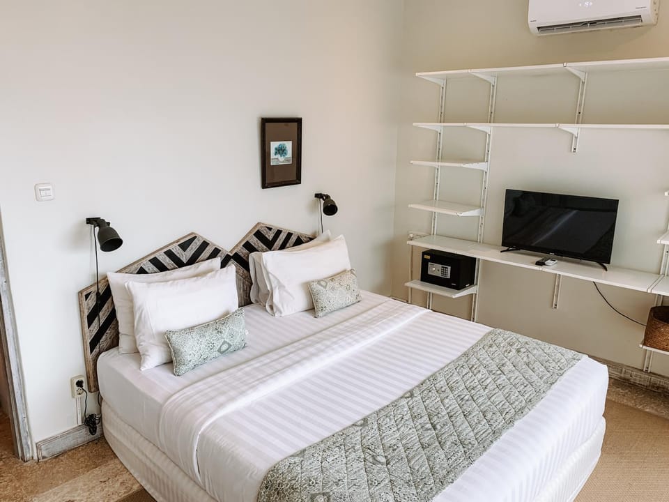 Bed, TV and multimedia, Bedroom