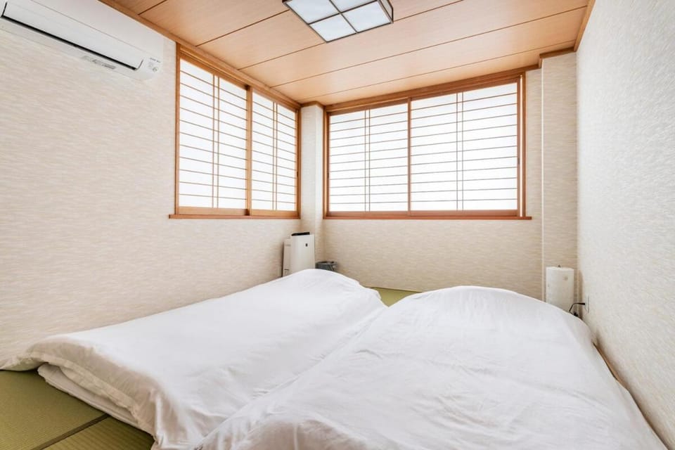 Photo of the whole room, Bedroom, air conditioner