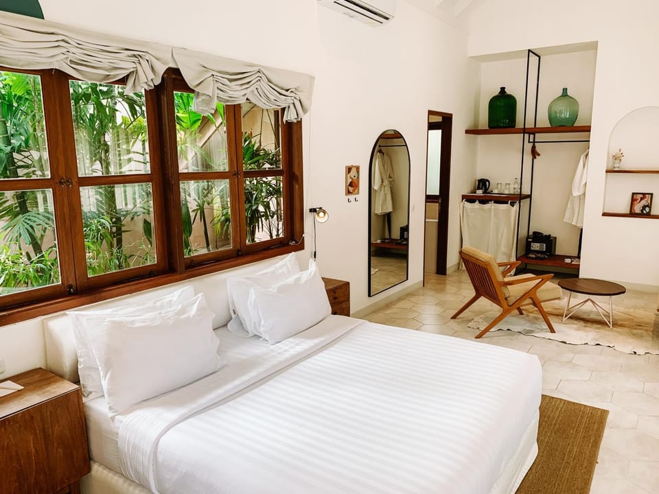 Bed, Seating area, Bedroom