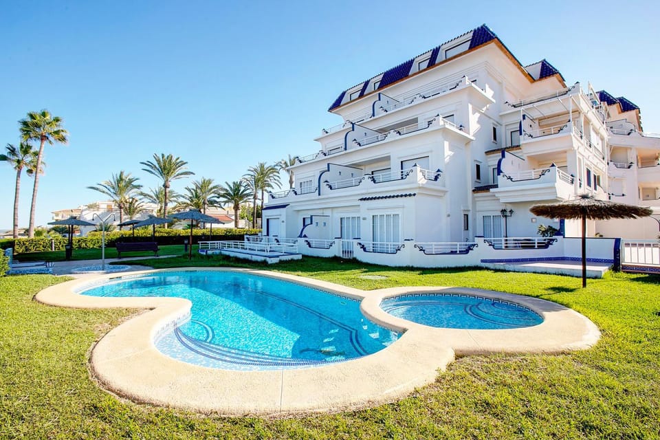 Off site, Garden, On site, Swimming pool