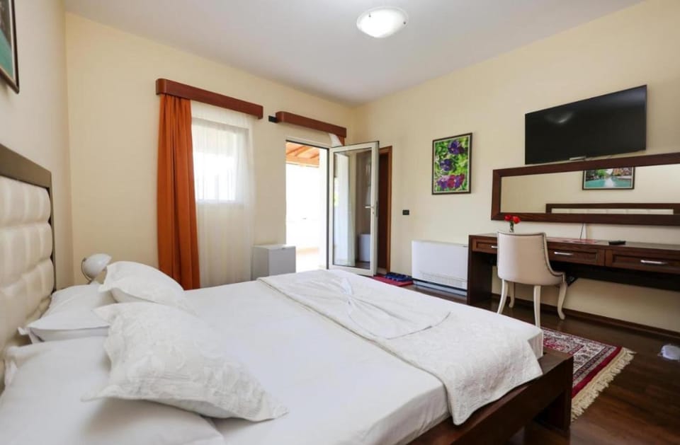 Bed, TV and multimedia, Bedroom