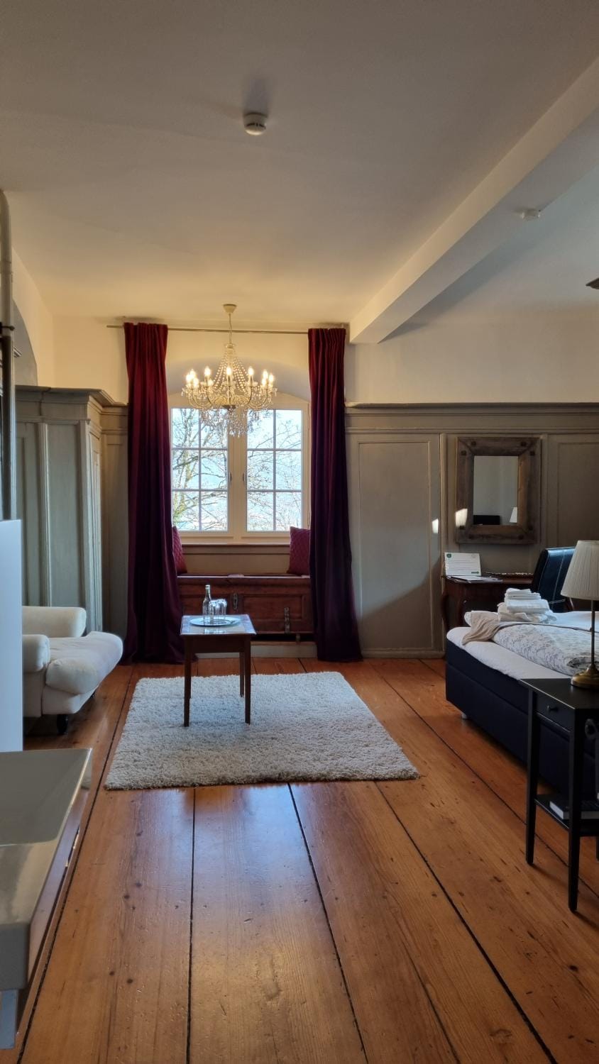 Bed, Photo of the whole room, Seating area, Bedroom
