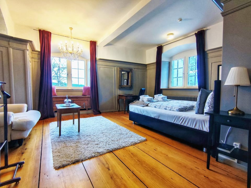 Bed, Photo of the whole room, Seating area