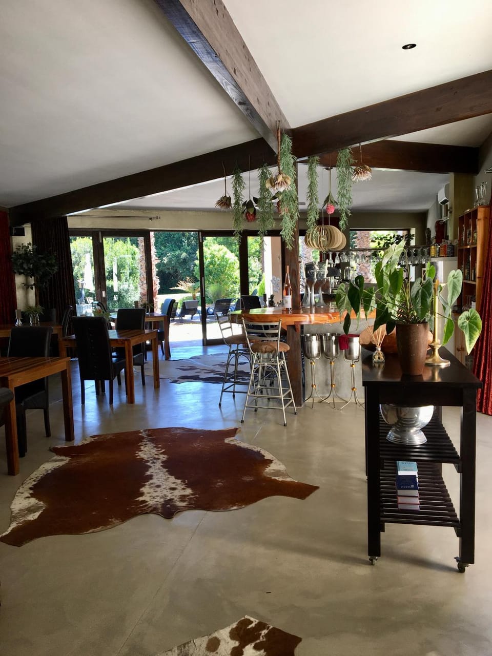 Restaurant/places to eat, Internal: Not applicable to any particular room