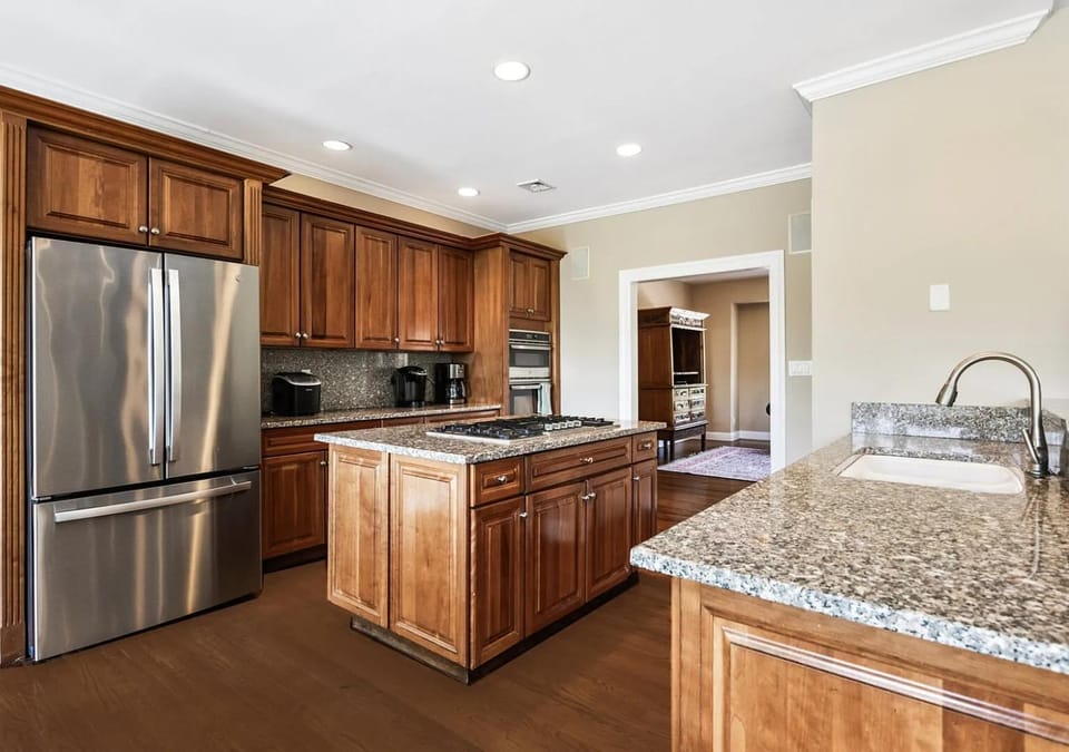 Kitchen or kitchenette, dishwasher, oven