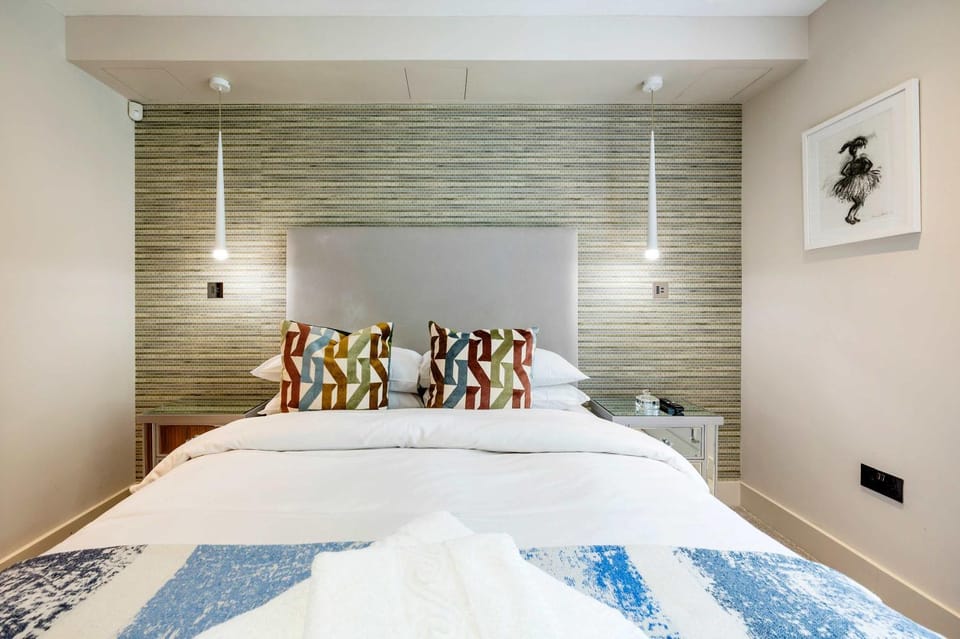 The Bohemian Rhapsody, Hampstead - by Out of office Lifestyle Apartment in London Borough of Camden