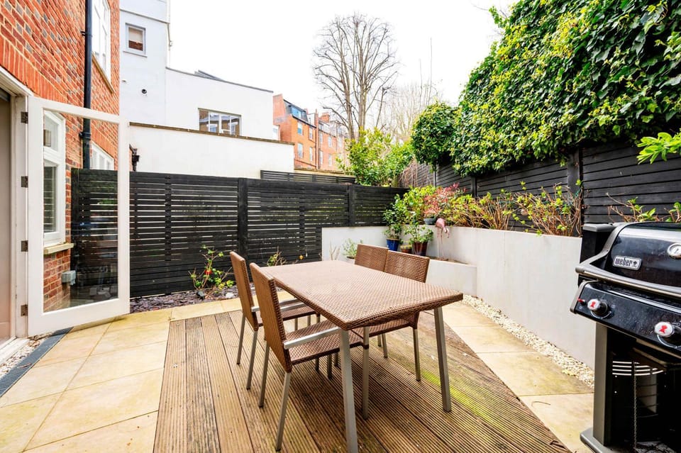 The Bohemian Rhapsody, Hampstead - by Out of office Lifestyle Apartment in London Borough of Camden