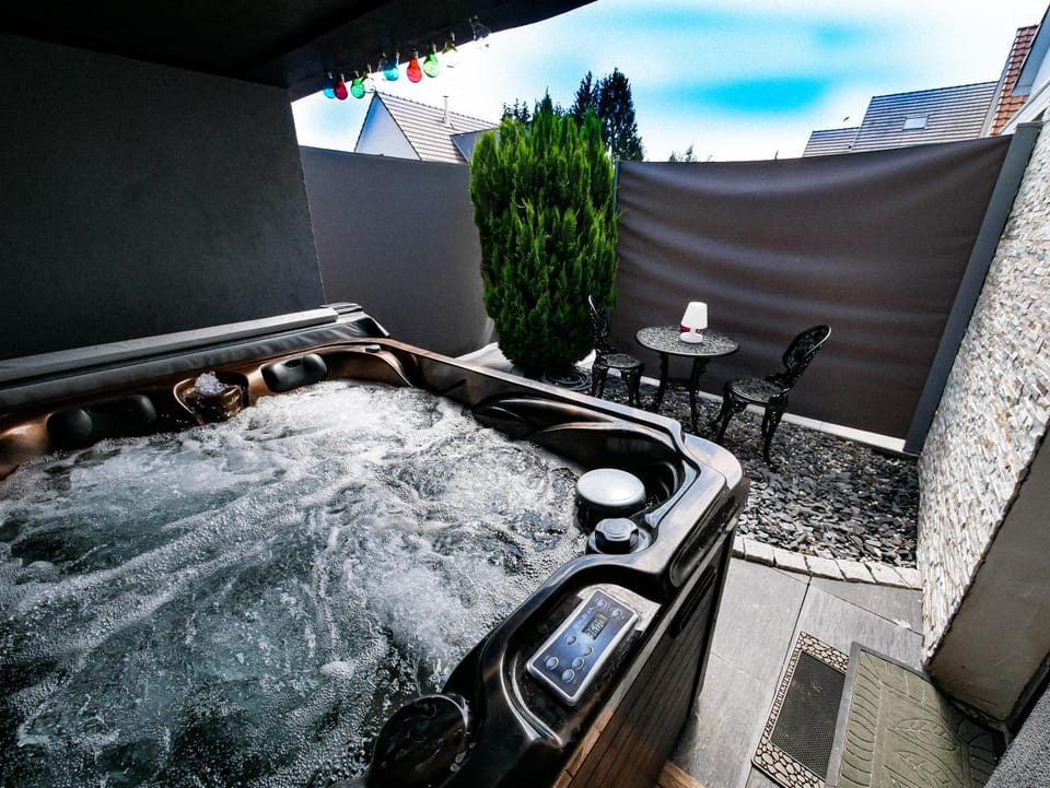 Patio, Facade/entrance, Hot Tub, Sauna, Spa and wellness centre/facilities