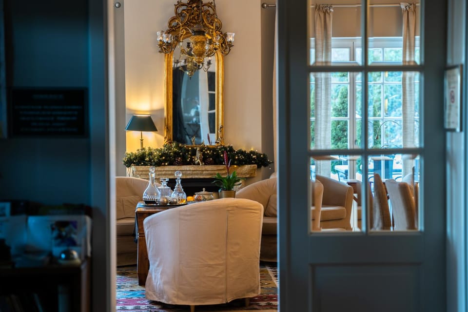 Restaurant/places to eat, Living room, Seating area, Breakfast