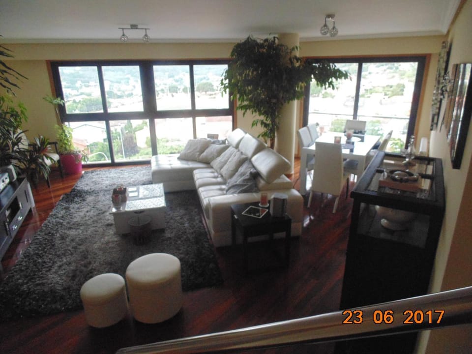 Living room, Lounge or bar, Seating area, Dining area