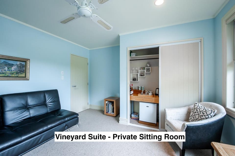 Photo of the whole room, Seating area