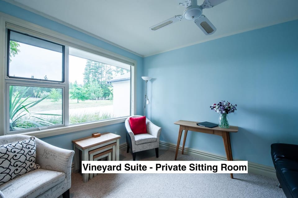 Photo of the whole room, Seating area